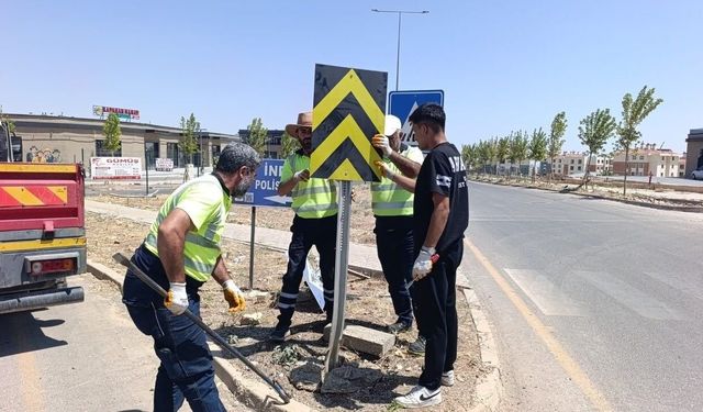 Adıyaman'da hasarlı trafik levhaları yenileniyor