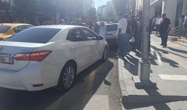 Adıyaman’da Kontrolden Çıkan Otomobil Direğe Çarptı