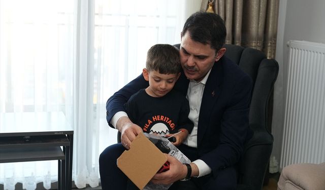 Bakan Kurum, Depremzede Abdullah Çelik ve Torununu Ziyaret