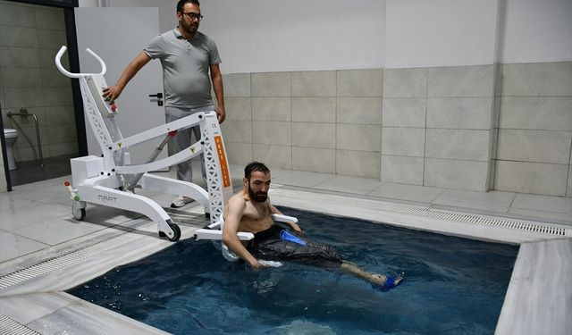 Batman'da Özel Bireyler Havuzlarda Serinliyor