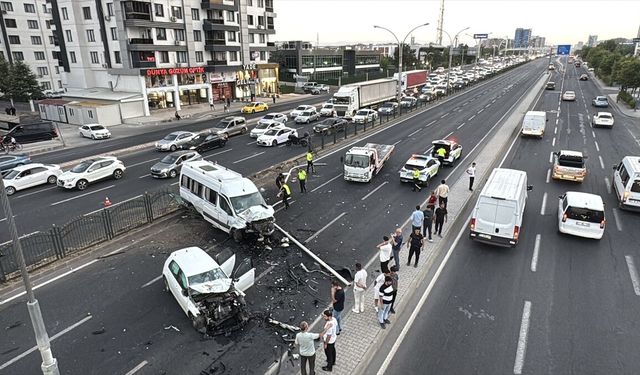 Diyarbakır'da Otomobil ile Minibüs Çarpıştı: 3 Yaralı