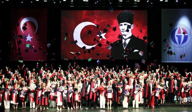 GAÜN Hukuk Fakültesi'nde Mezuniyet Coşkusu