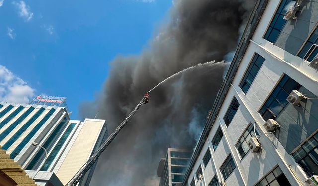 Gaziantep'te İş Merkezi Çatısında Yangın