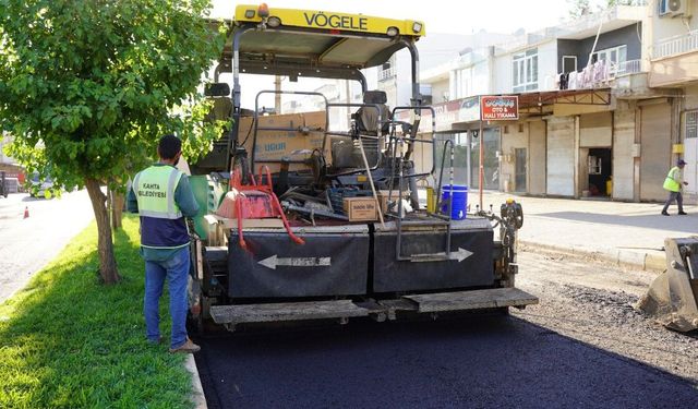 Kahta'da Baraj Yolu Sıcak Asfaltla Yenileniyor