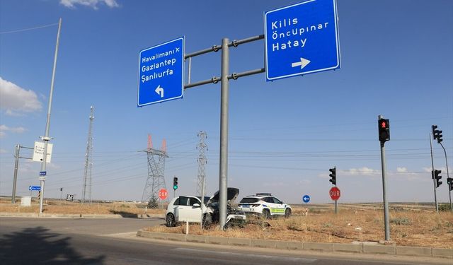 Kilis'te Tabelaya Çarpan Otomobilde İki Yaralı
