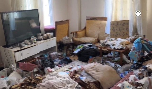 Kötü Koku Yayan Evden 5 Kamyon Çöp Çıkarıldı