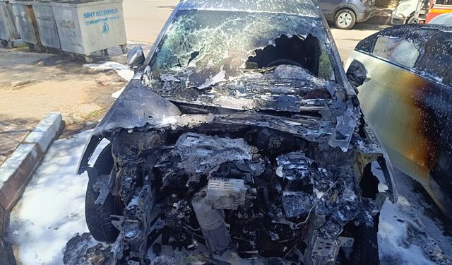 Siirt'te Park Halindeki İki Araç Alevlere Teslim Oldu