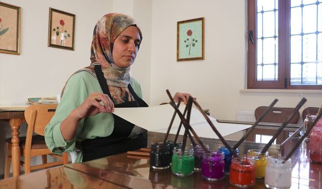 Ebru sanatı ruhuna iyi geldi, şimdi usta oluyor