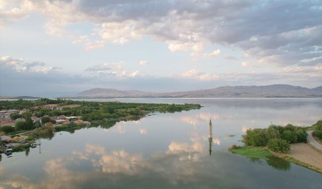 Karakaya Barajı'nda yükselen sular yalnız minareyi yuttu