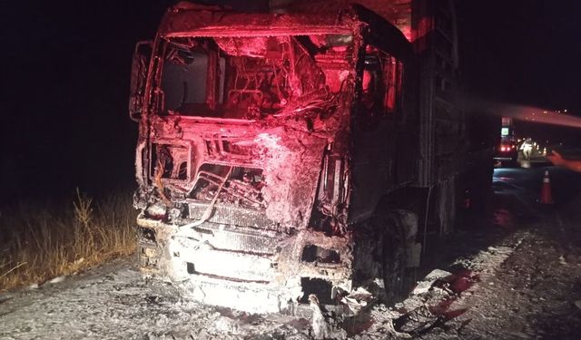Kilis-Hatay Yolu Üzerinde Kömür Yüklü Tır Alev Aldı