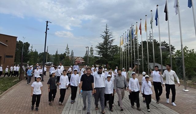 Kur'an Kursu Öğrencilerinden Ahlat'a Anlamlı Ziyaret
