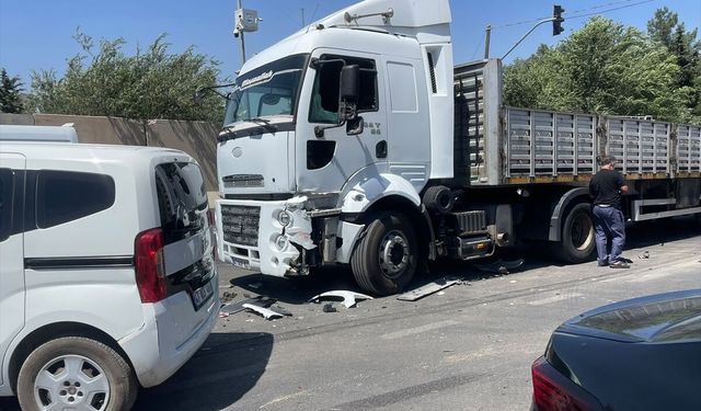 Artuklu'da 3 araçlı zincirleme trafik olayı: Hasar var