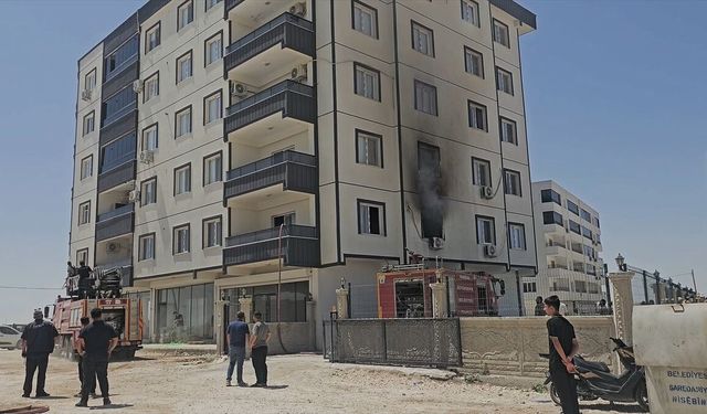 Mardin'de apartman dairesinde çıkan yangında 3 kişi dumandan etkilendi