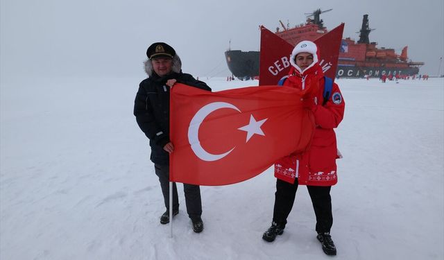 Türk Öğrenci Kuzey Kutbu'nda Bayrak Dalgalandırdı