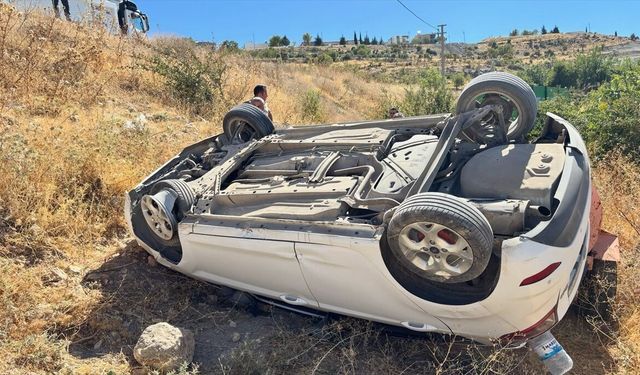 Adıyaman'da şarampole devrilen otomobildeki 2 kişi yaralandı