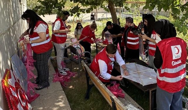 Cizre'de Gazze'li çocuklar için umut uçurtmaları havalandı