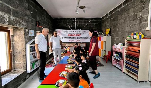 Diyarbakır'da çocuklara vakıf hayır meyve ikramı