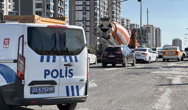 Diyarbakır'da Seyir Halindeki Araca Silahlı Saldırı
