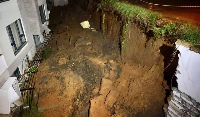 Trabzon'da Sağanak Yağış Hayatı Felç Etti
