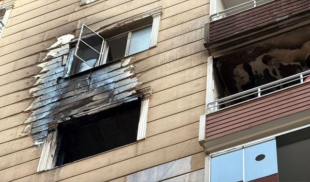 Kızıltepe'deki daire yangını itfaiyece kontrol altında