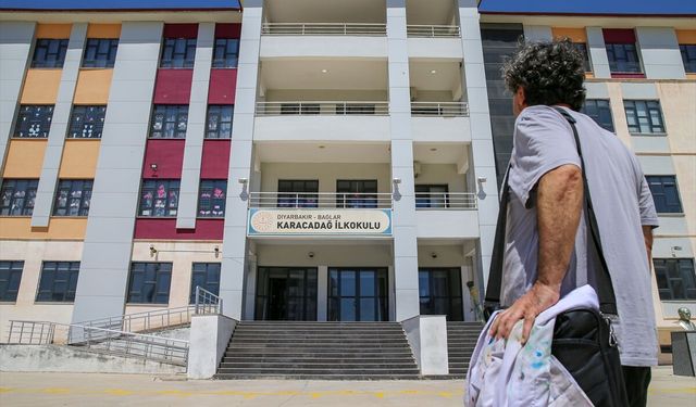 Öğretmen, okul duvarlarını sanat galerisine dönüştürüyor