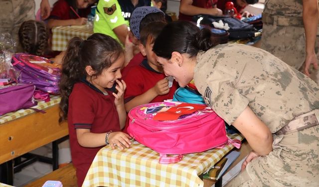 Jandarma Sason Meşeli İlkokulu Öğrencilerini Ziyaret Etti