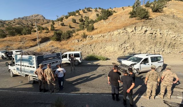 Kamyonetin kasasında 23 düzensiz göçmen yakalandı