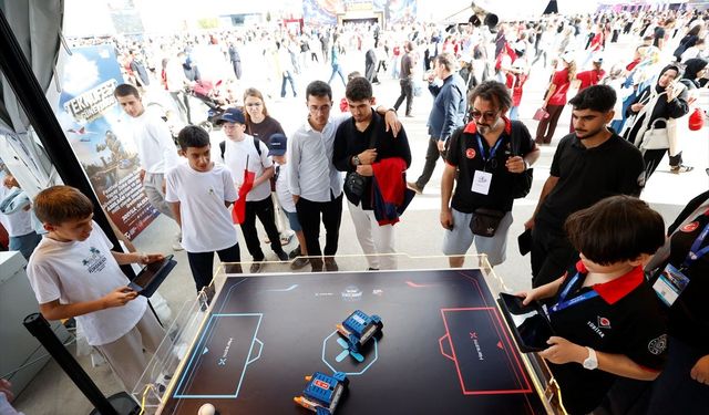 TEKNOFEST'te yarışmacıydı, şimdi geliştirdiği robotik setleri sergiliyor