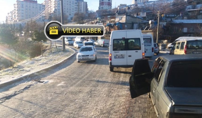 Besni'de Yollar Buz Pistine Döndü, Vatandaş Belediyeye İsyan Etti