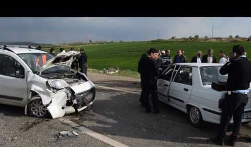 Besni'de Hafif Ticari Araçla Otomobil Çarpıştı: 5 Yaralı