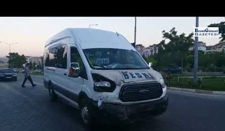 Besni'de İki Minibüs Çarpıştı