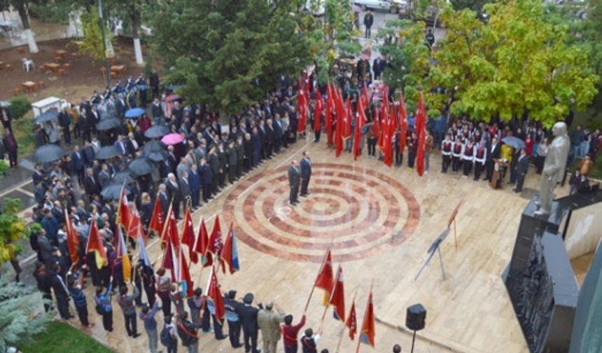 Besni'de 29 Ekim Cumhuriyet Bayramı Çelenk Sunma Töreni Düzenlendi