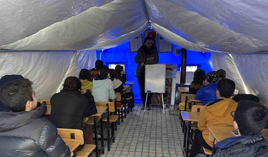 Adıyaman’da çocuklar çadır sınıflarda ders başı yaptı, İstiklal Marşı’nı okudu