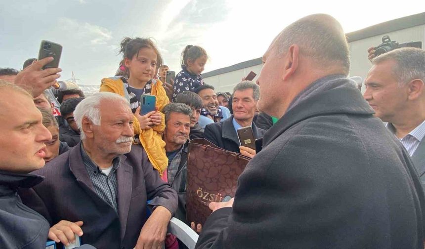 Deprem bölgesindeki çocuk bağışladığı kumbarasını Bakan Soylu’ya teslim etti