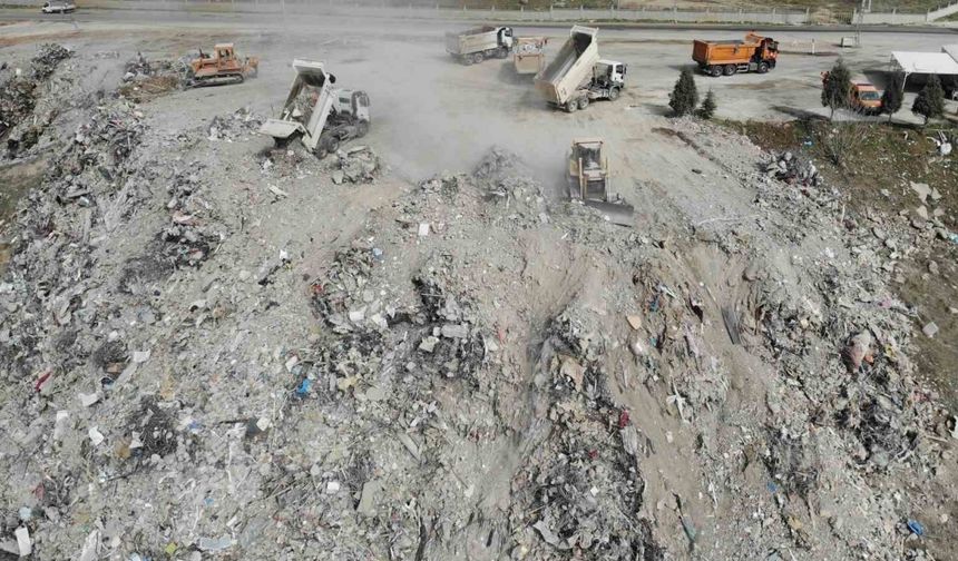 Depremde yıkılan binaların binlerce tonluk enkazı şehir dışına taşınıyor