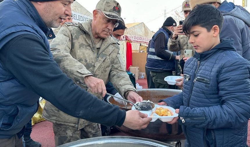 Jandarma Genel Komutanı Orgeneral Çetin, depremzedelere yemek dağıttı