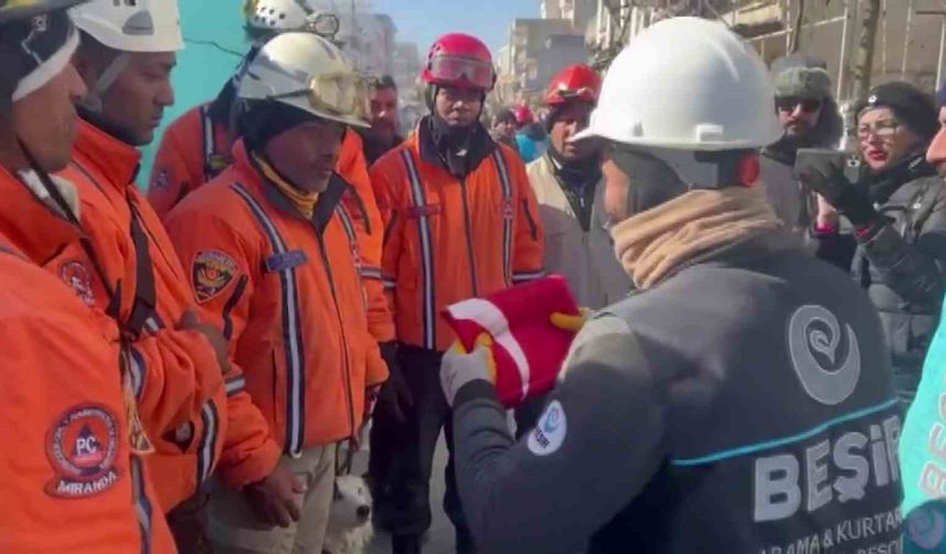 Türk arama kurtarma ekibinden Venezüellalı ekibe Türk bayrağı hediyesi