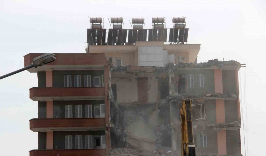 Adıyaman’da ağır hasarlı binaların yıkımı devam ediyor