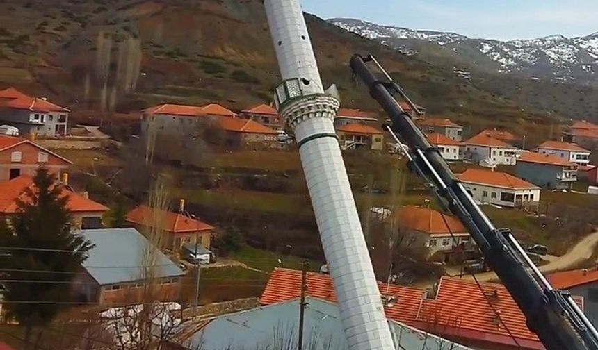 Depremde hasar alan cami minaresi yıkıldı