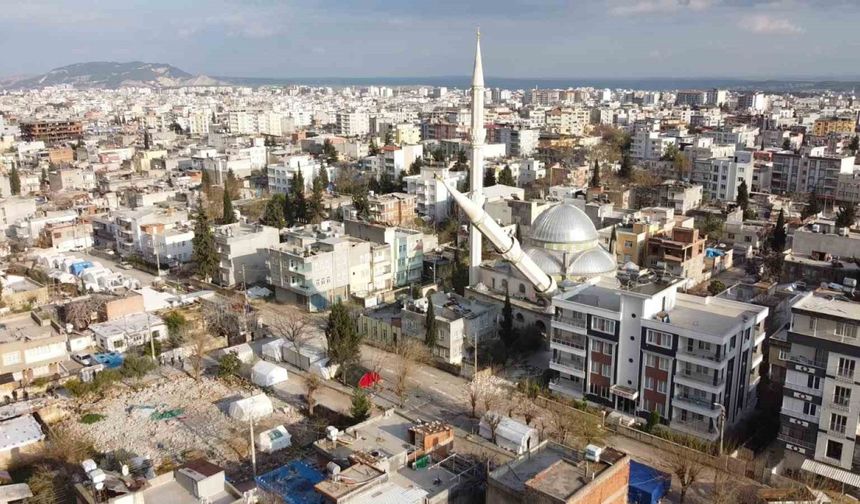 Minare evin üzerine devrildi