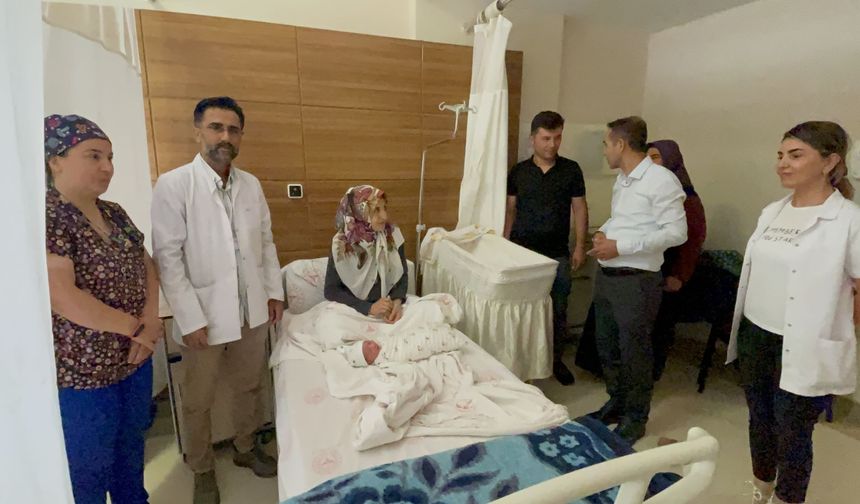 Başhekim Şirik'ten Doğum Yapan Anne Ve Bebeklerine Hediye