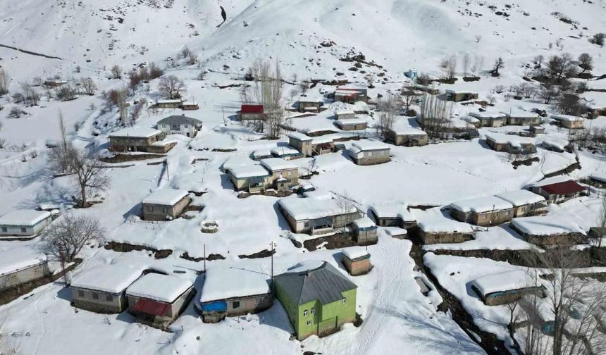 Beytüşşebap’ın 150 haneli köyünde tek katlı evler kara teslim oldu