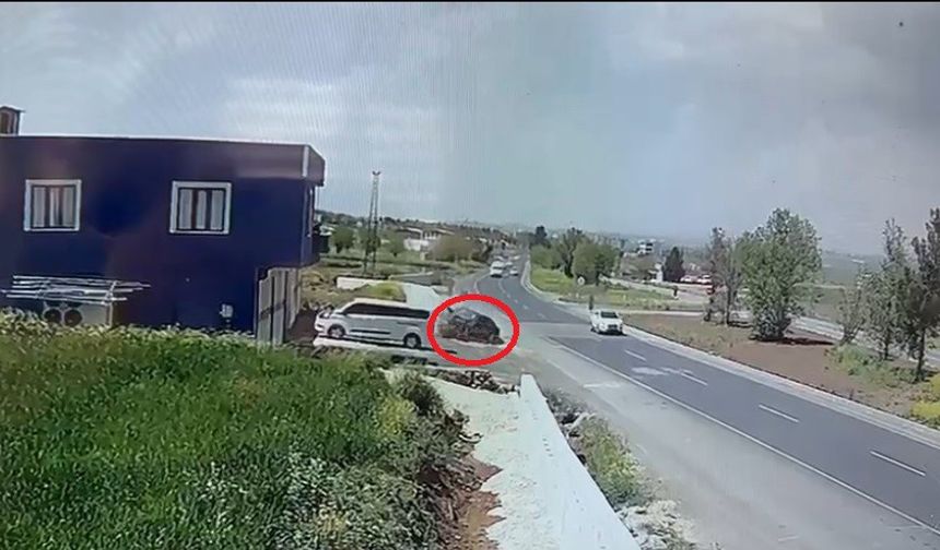 Kontrolden çıkan otomobilin kaza anı kamerada görüntülendi