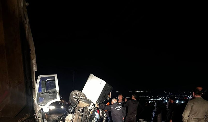 Hafriyat kamyonunun altına giren otomobil hurdaya döndü: 3 yaralı