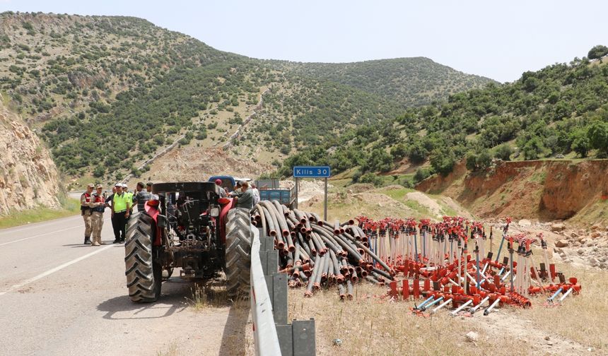 Kilis'te bariyere çarpan traktördeki 3 kişi yaralandı