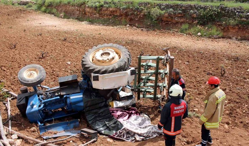 Şarampole yuvarlanan traktör sürücüsü hayatını kaybetti