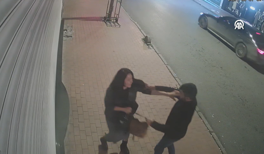Gaspçının kadına saldırısı güvenlik kamerasında