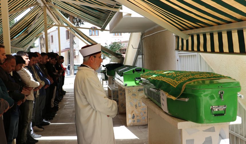 Evlerinde ölü bulunan 5 kişinin cenazeleri defnedildi