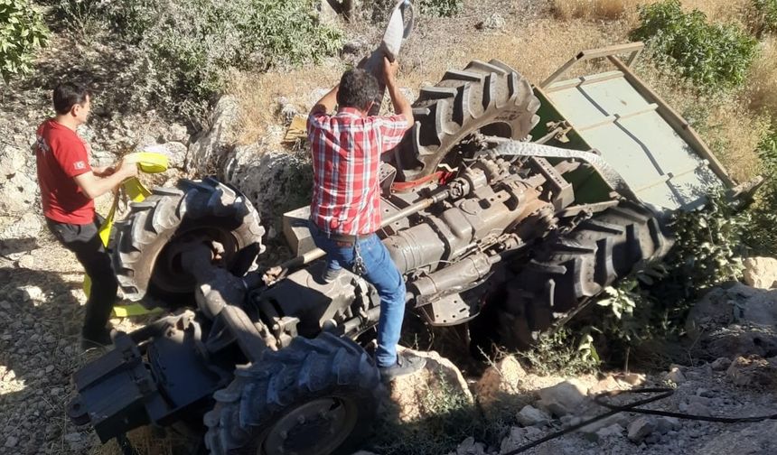 Besni'de devrilen traktör sürücüsü ağır yaralandı