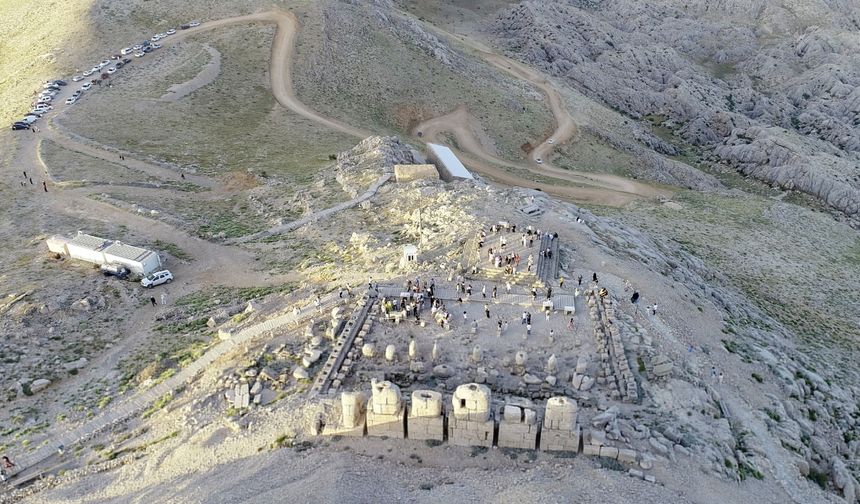 Nemrut Dağı bayramda yaklaşık 8 bin kişi ziyaret aldı